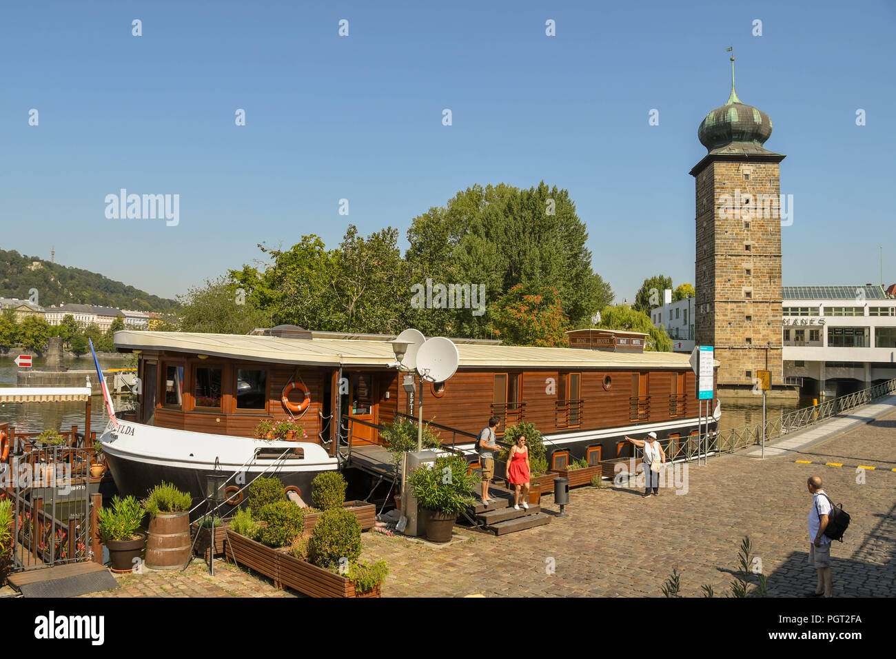 Das schwimmende Hotel 'Botel Matylda", die an der Moldau im Zentrum von Prag günstig ist. Im Hintergrund ist der Sitkov Wasserturm. Stockfoto