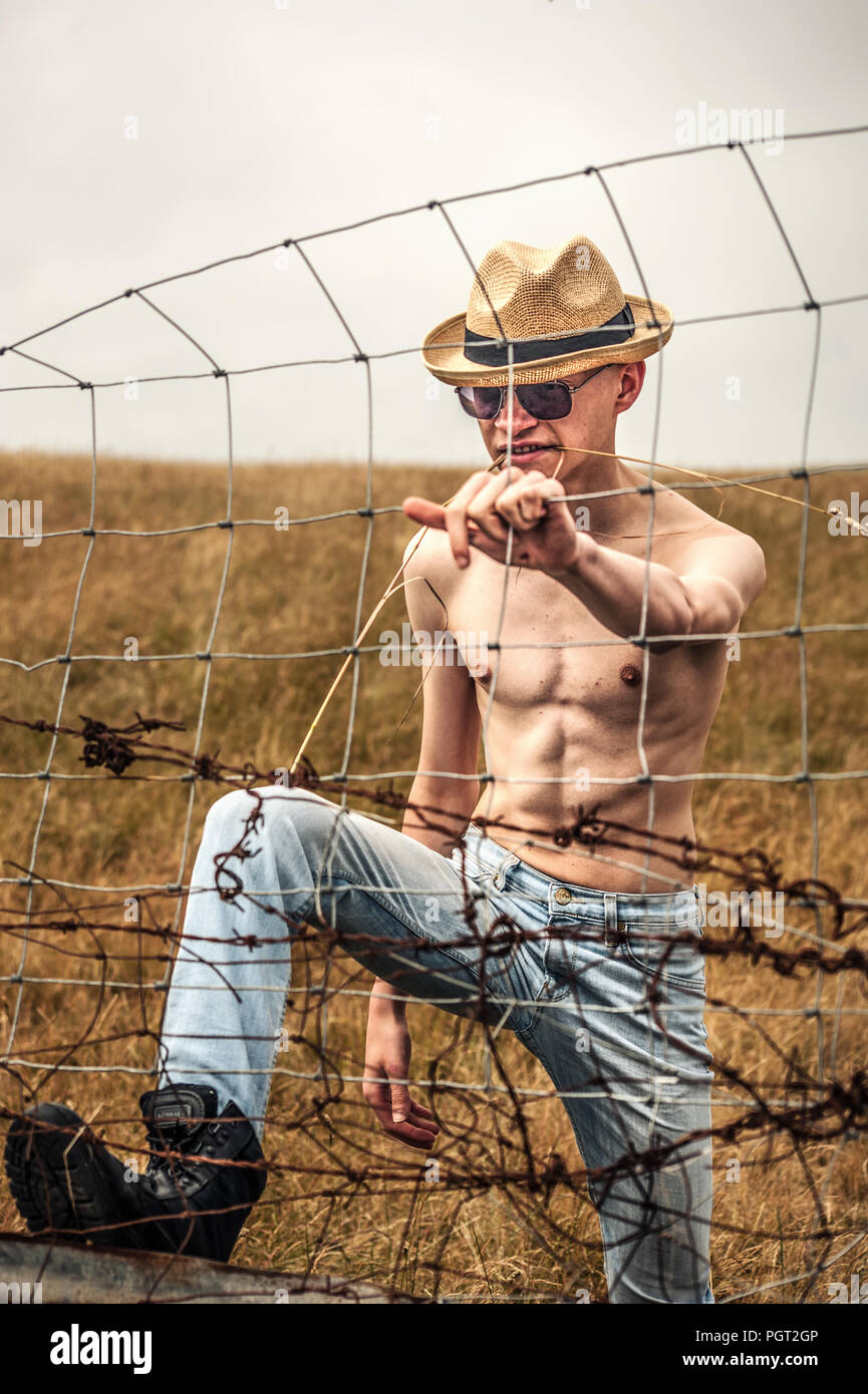 Junger Mann mit Strohhut in Felder Stockfoto