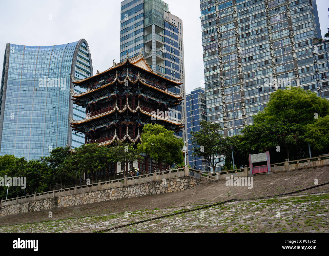 Blick auf Zhenjiang Pavillon am Yangtze Fluss und Gebäude im Hintergrund in Yichang Hubei China Stockfoto