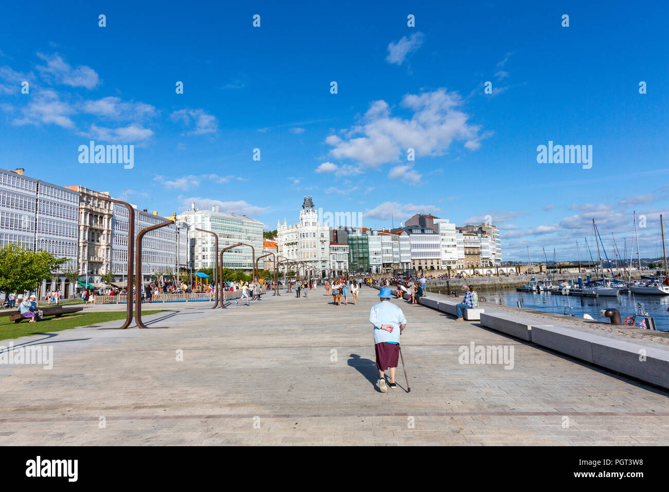 Avenida La Marina mit ihren typischen Glas Balkone und die La Marina Park, Parque La Marina, A Coruña, Galizien, Spanien Stockfoto