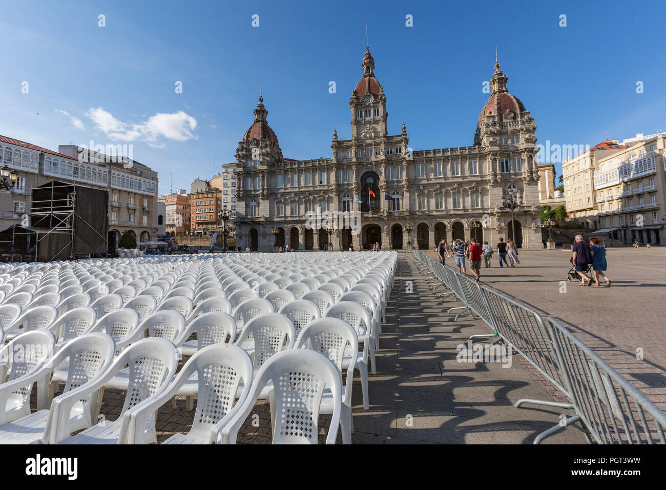 Weiße Plastikstühle für ein Konzert in der Plaza de María Pita, Maria Pita Square, A Coruña, Galizien, Spanien Stockfoto