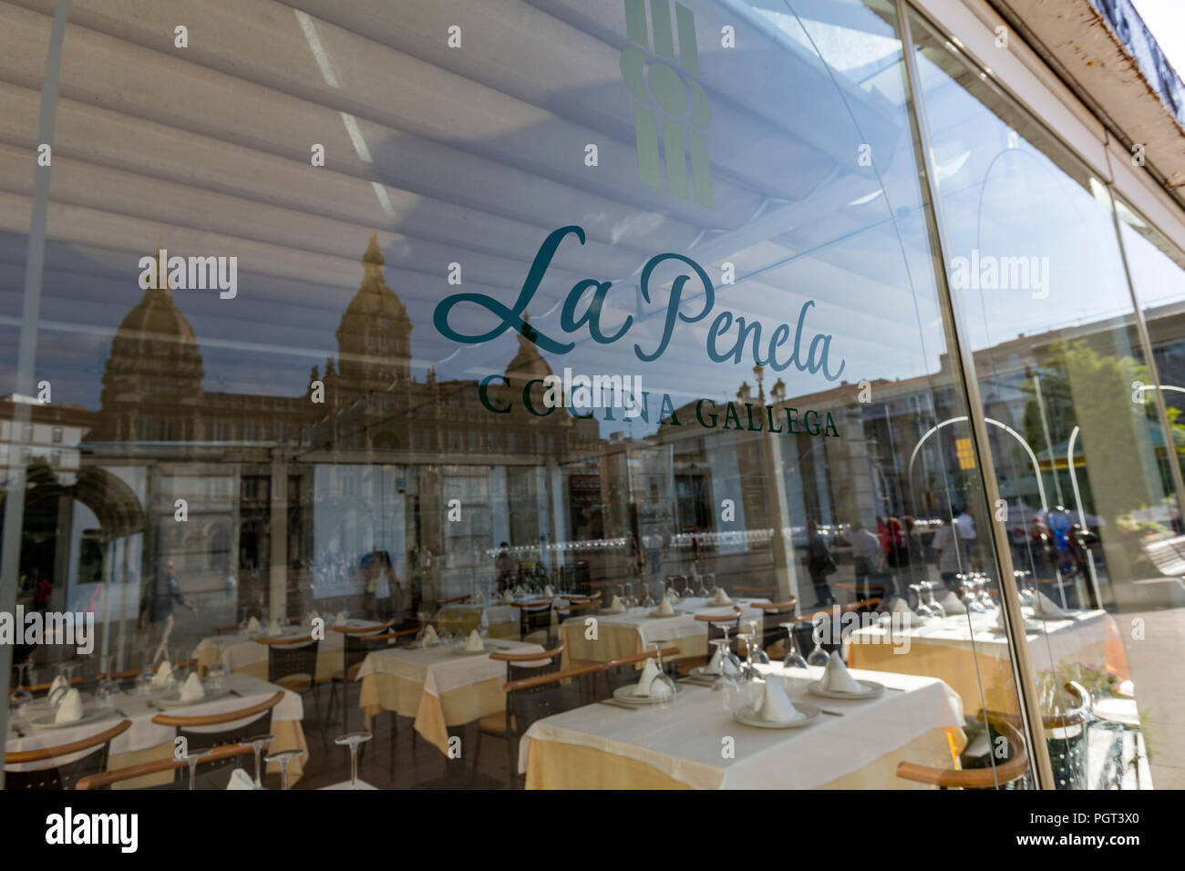 La Penela Restaurant mit Reflexion der Plaza de María Pita, Maria Pita Square, A Coruña, Galizien, Spanien Stockfoto