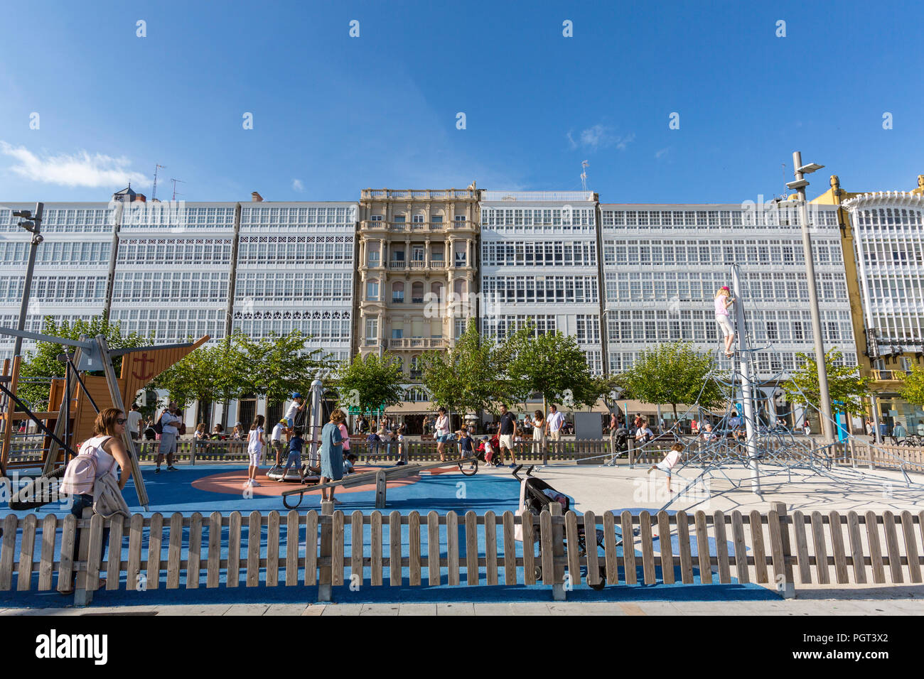 Kinder auf dem Spielplatz in der Avenida La Marina mit ihren typischen