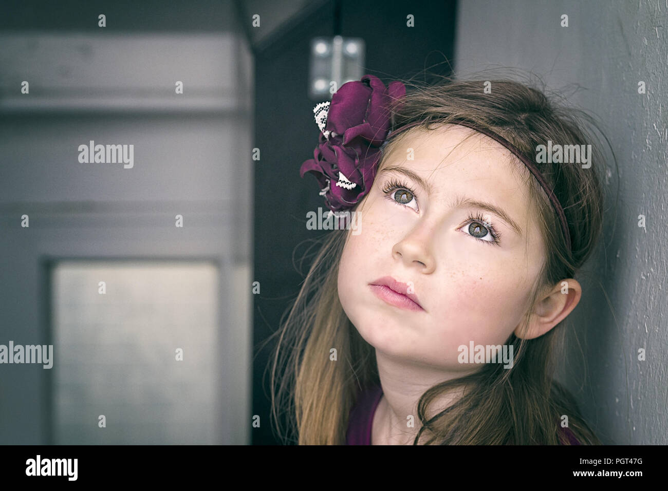 Porträt eines Green Eyed, junge Mädchen in floralen Stirnband Schauen Stockfoto