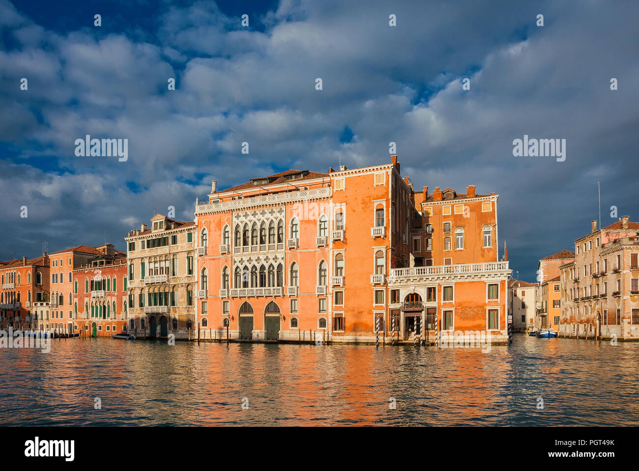 Architektur in Venedig. Schöne alte Paläste am Canale Grande spiegeln sich in der Lagune Stockfoto