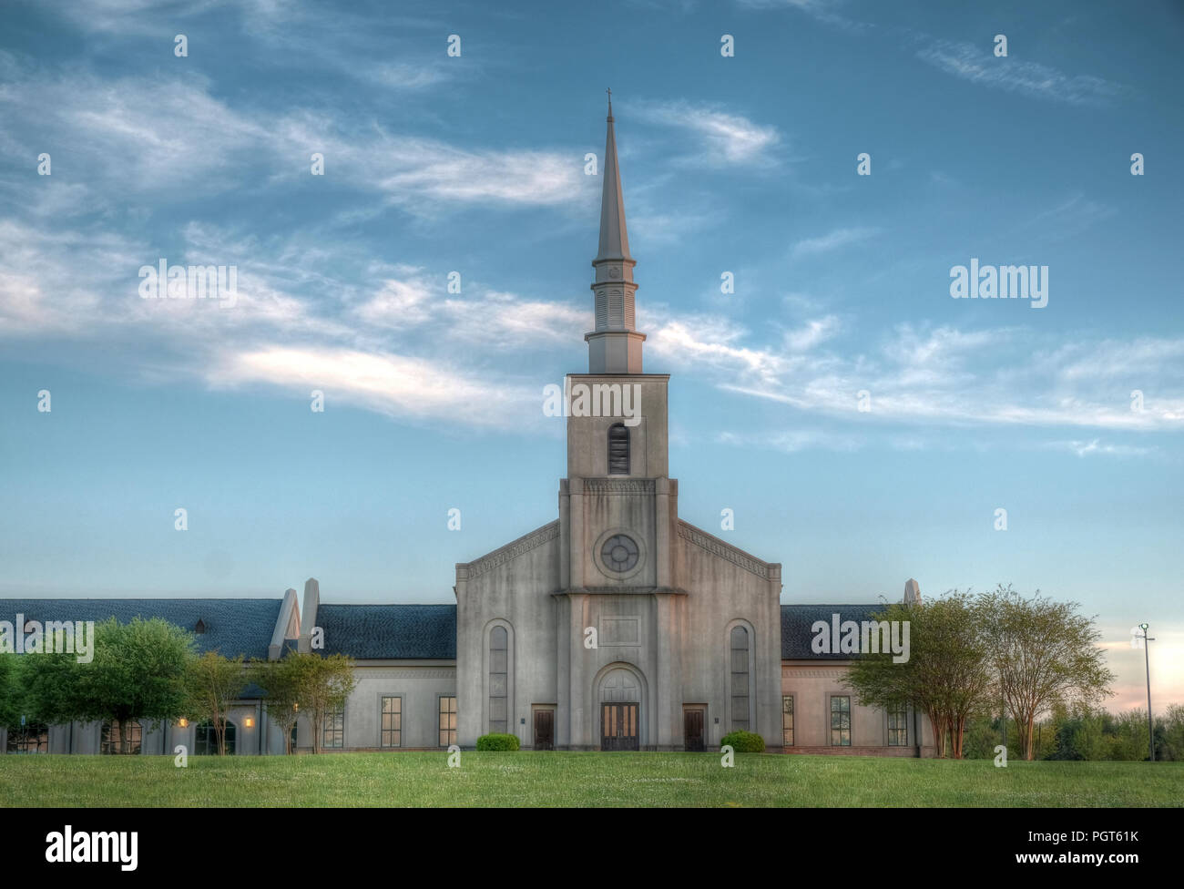Die jungen Wiesen presbyterianischen Kirche, eine christliche Konfession, in der Dämmerung und in der Nacht in Montgomery, Alabama, USA. Stockfoto