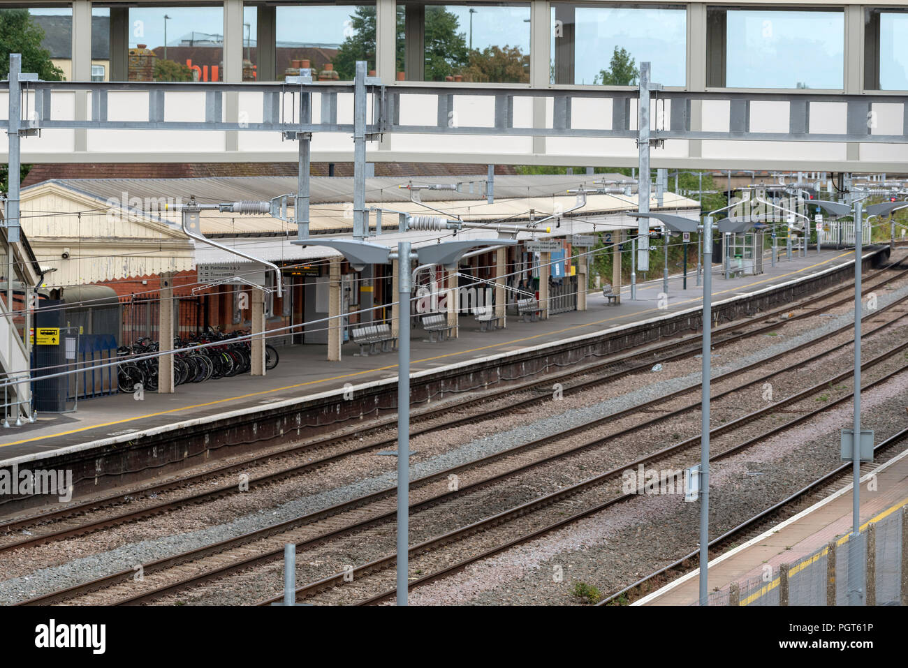 GWR Bahnelektrifizierung Arbeit hat die Station bei Newbury in Berkshire Großbritannien geschlossen. Overhead elektrische Leitungen. Stockfoto