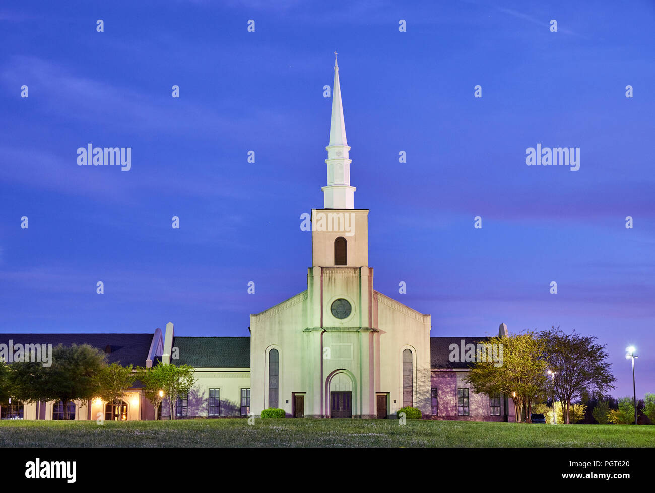Die jungen Wiesen presbyterianischen Kirche, eine christliche Konfession, in der Dämmerung und in der Nacht in Montgomery, Alabama, USA. Stockfoto