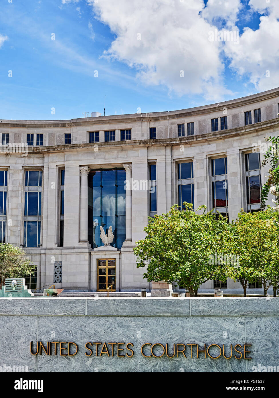United States Federal Courthouse Gebäude und den vorderen Eingang zum Bundesgesetz Durchsetzung Mitte in Montgomery Alabama, USA. Stockfoto