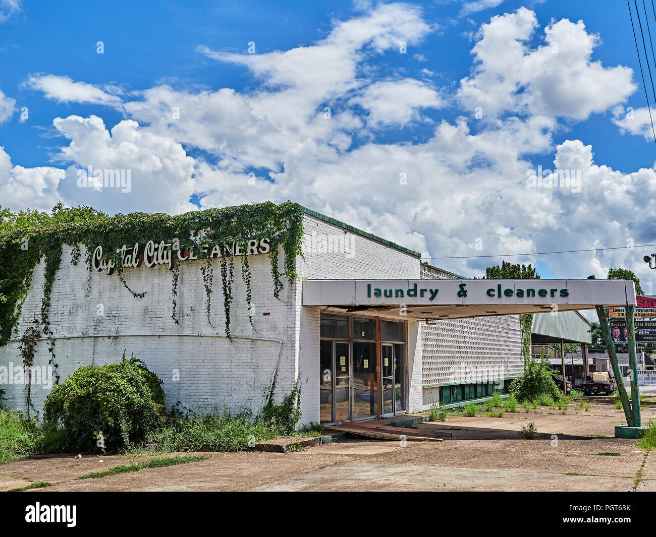 Geschlossene Geschäft vor dem Eingang zum alten Reiniger, anzeigen Urban Blight, in der Nähe von Montgomery Alabama, USA. Stockfoto