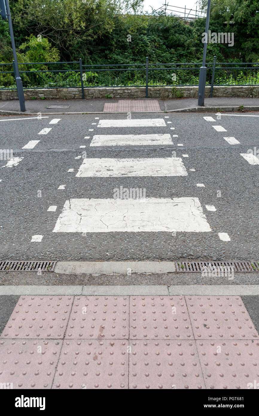 Rutschfeste Oberfläche, die zu Fußgängerüberweg Stockfoto