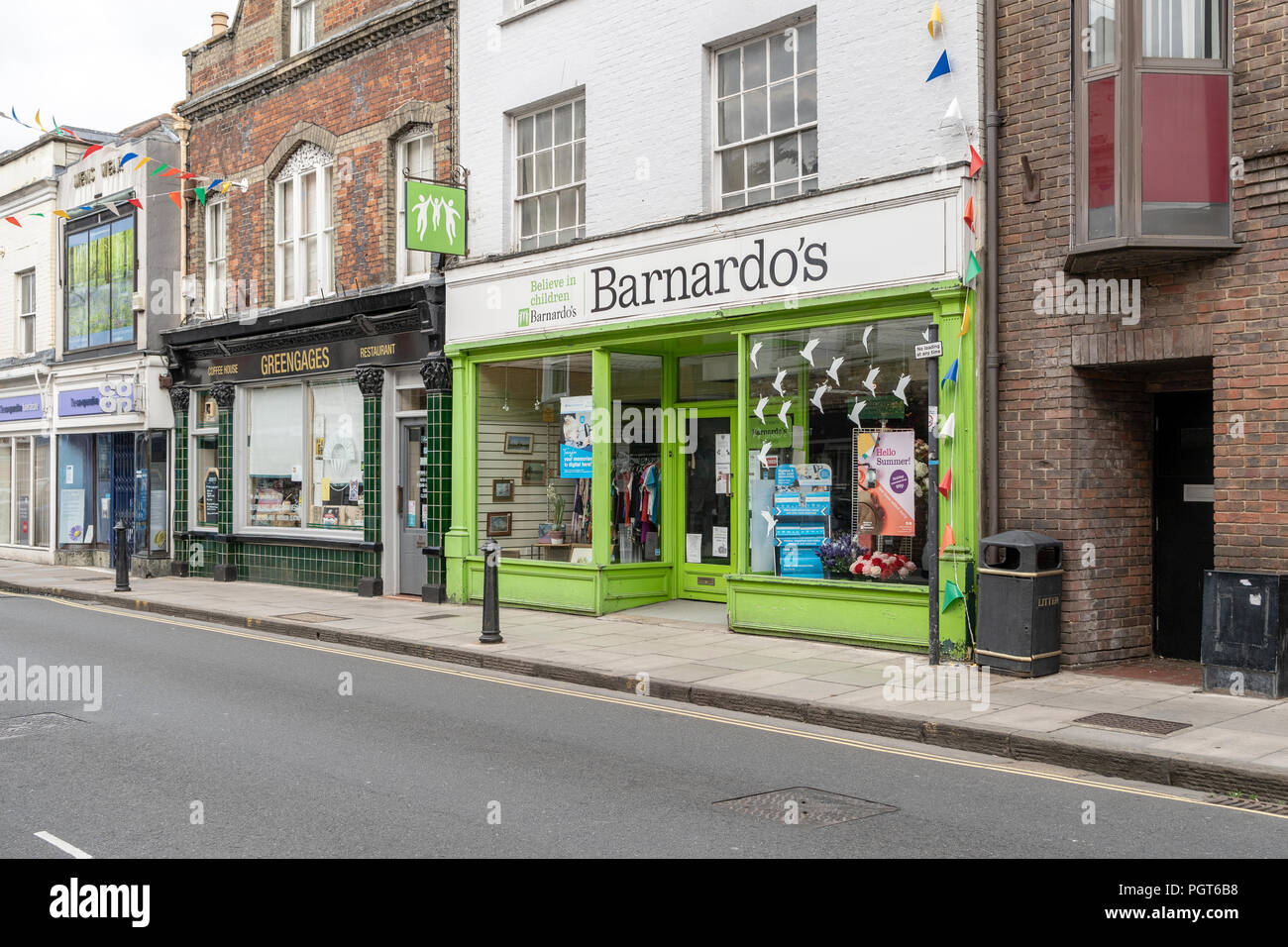 Barnardo's Wohltätigkeitsorganisation für Kinder shop in Catherine Street Salisbury GROSSBRITANNIEN Stockfoto
