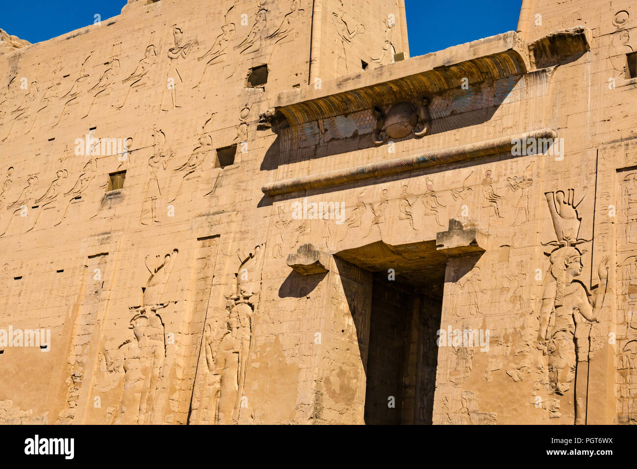 Ägyptische Figuren Hieroglyphen auf Eingang Pylon der Tempel des Horus, Edfu, Ägypten, Afrika Stockfoto