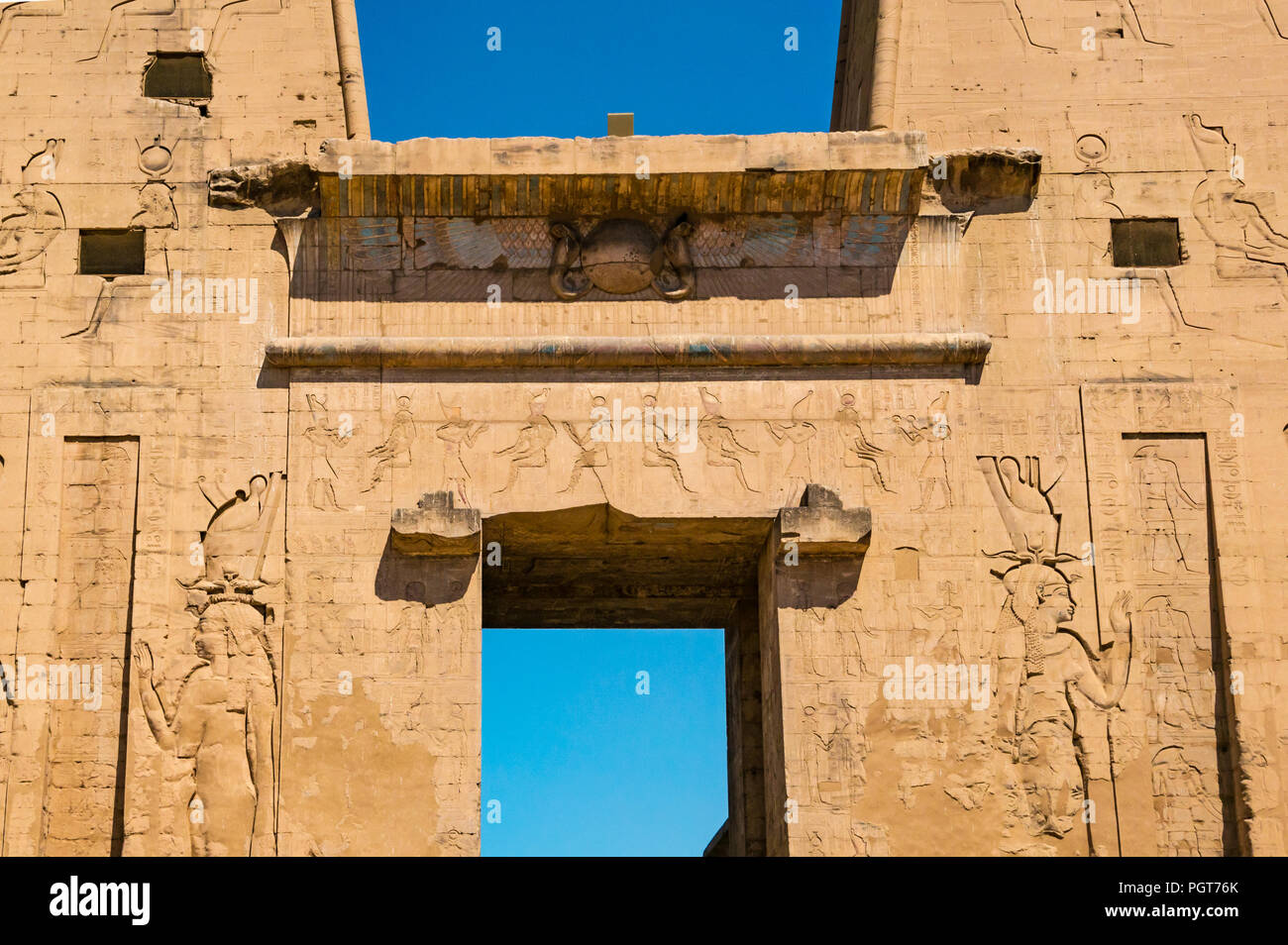 Pylon Eingang Tempel von Edfu, mit geschnitzten Ägyptische Figuren und übrigen lackiert Farbe Dekoration, Edfu, Ägypten, Afrika Stockfoto