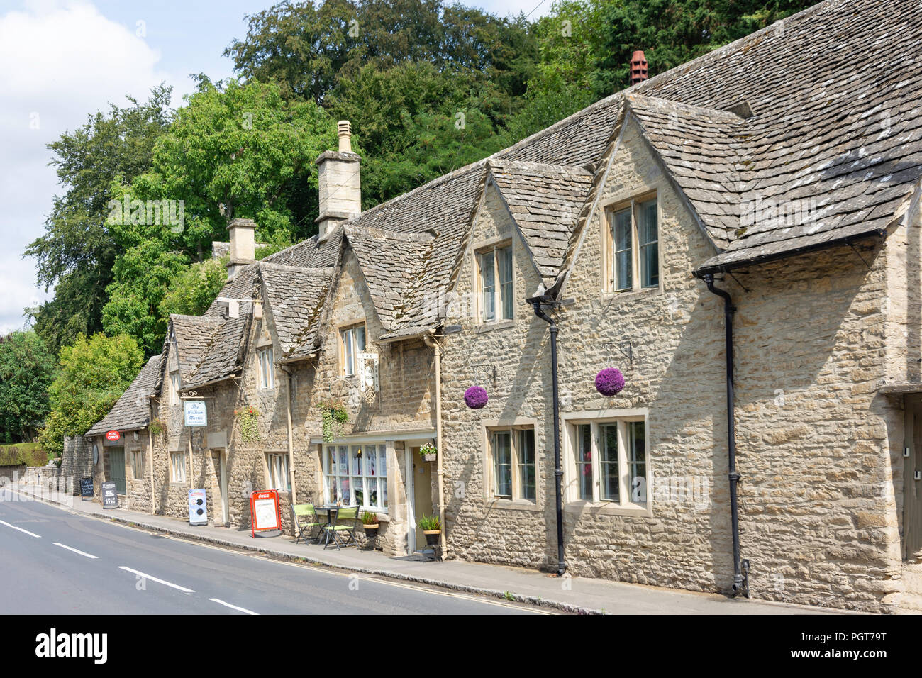 Reihe von Cotswold Stone Cottages, die Straße, Bibury, Gloucestershire, England, Vereinigtes Königreich Stockfoto