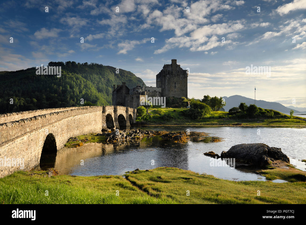 Abendsonne auf neuen Steinbogen Brücke wiederhergestellt Eilean Donan Castle auf der Insel an drei Seen in den schottischen Highlands Schottland Großbritannien Stockfoto