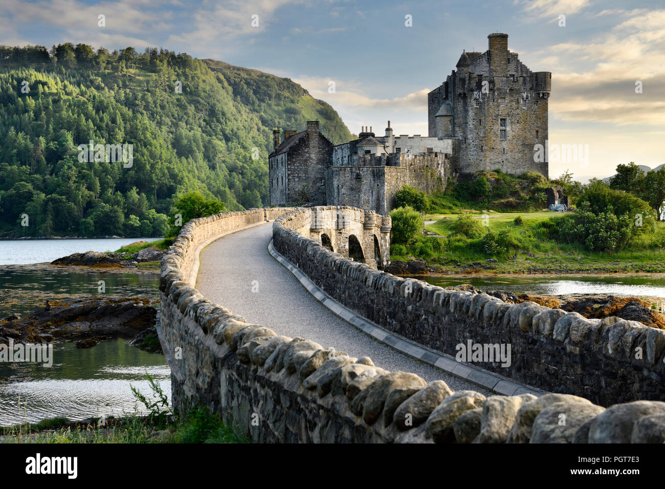 Abendlicht auf restaurierten Eilean Donan Castle auf der Insel an drei Seen mit zusätzlichen Steinbogen Fußgängerbrücke schottischen Highlands Schottland Großbritannien Stockfoto
