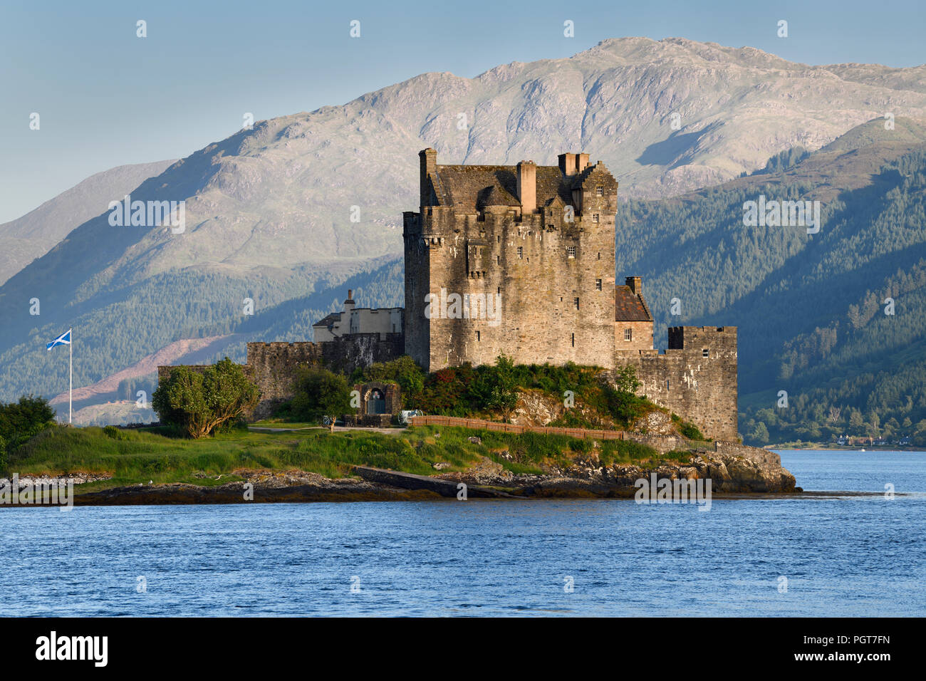 Abendsonne auf Eilean Donan Castle auf der Insel, wo drei Seen treffen und Beinn a' Chuirn Berg in Glenelg schottischen Highlands Schottland Stockfoto