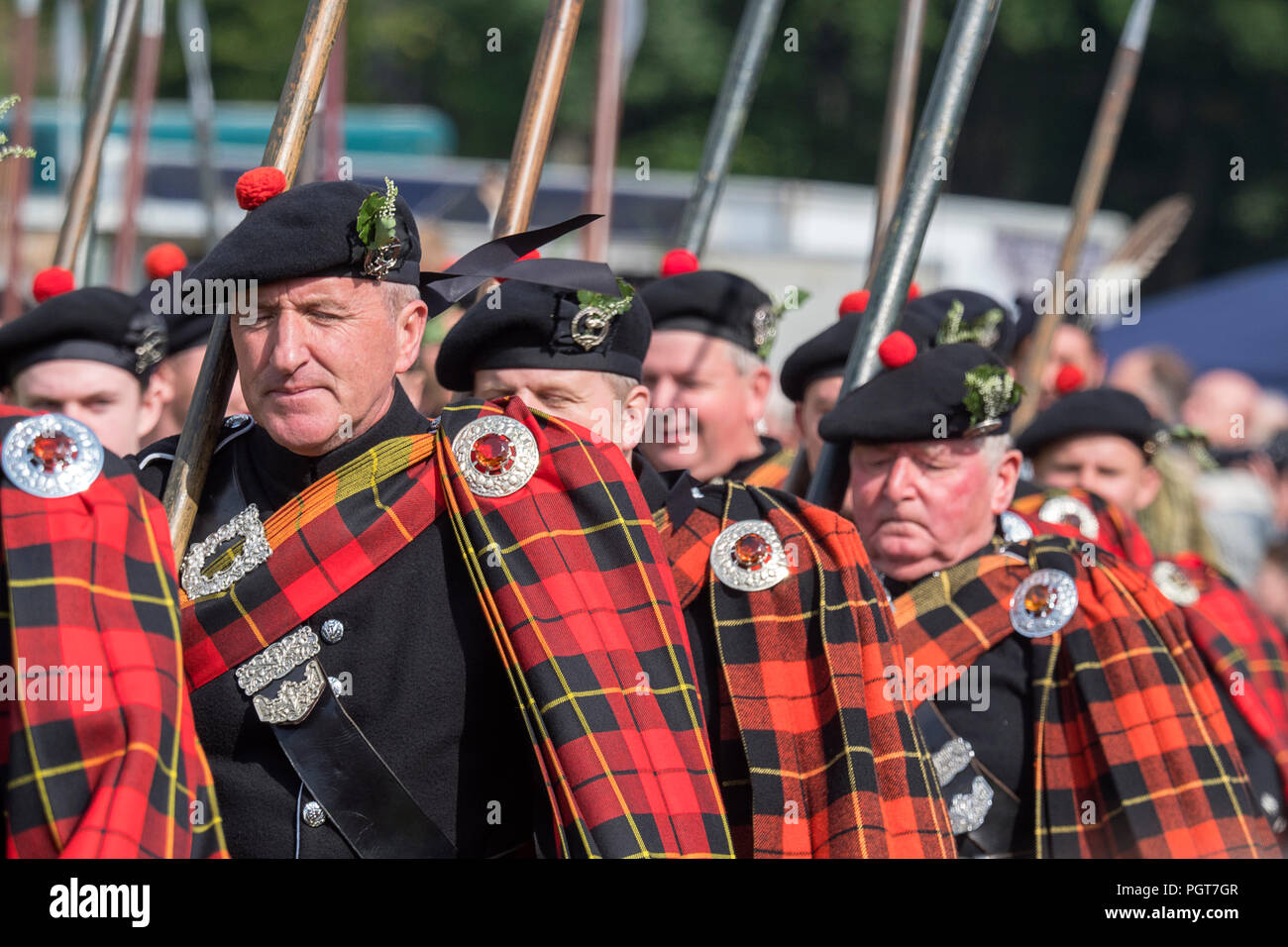 Lonach Sammeln, Schottland - Aug 25, 2018: Wallace clan Highlanders im lonach Treffen in Schottland marschieren. Stockfoto