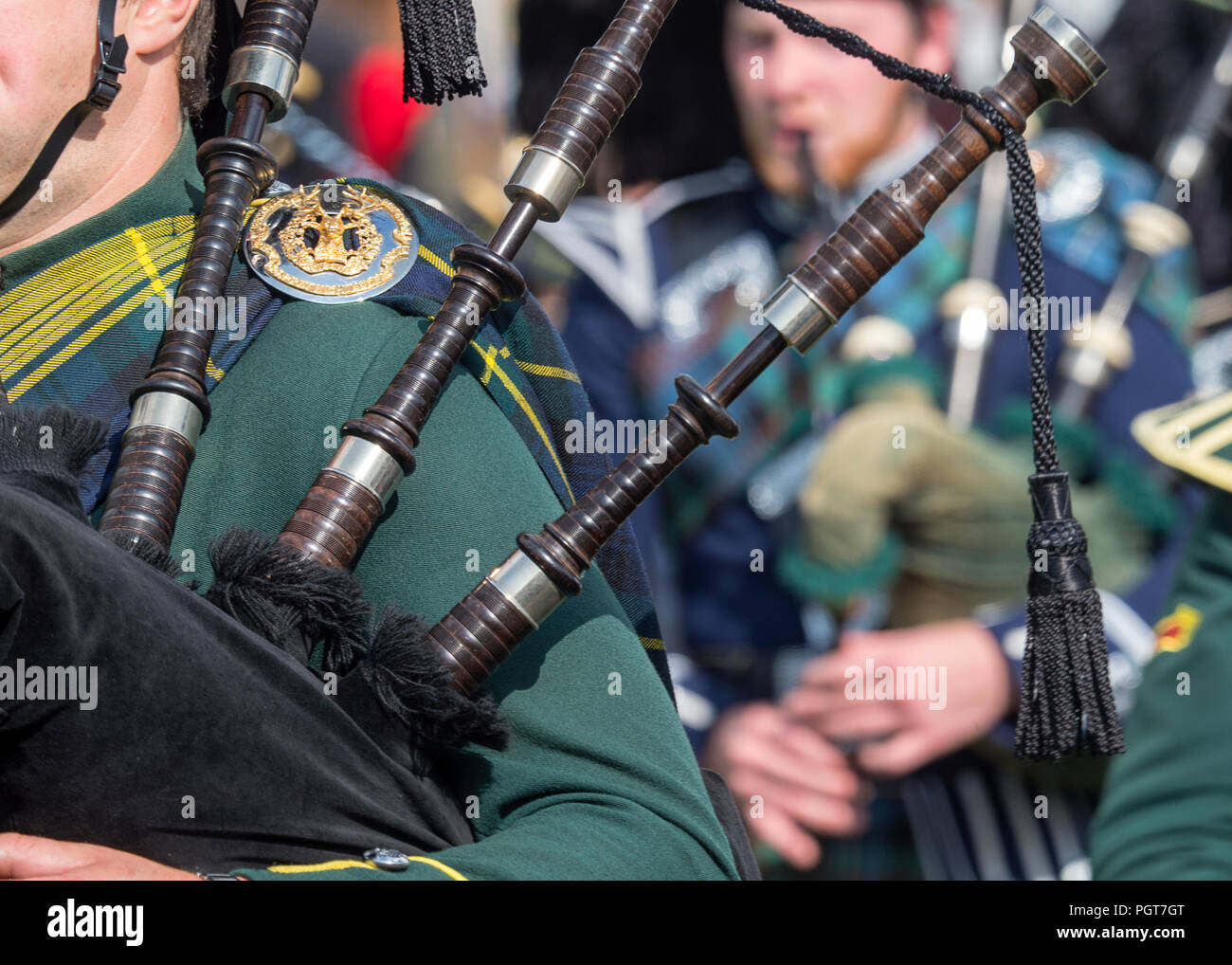 Lonach Sammeln, Schottland - Aug 25, 2018: Dudelsack Spieler in die angesammelten Pipe Band an der Lonach Treffen in Schottland. Stockfoto