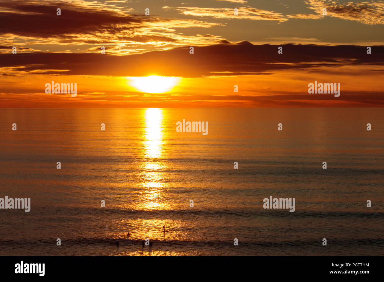 Golden dramatischer Sonnenuntergang Sonne, Orange, Gold, Blau aus ruhigen Meer, friedlich, reax Stockfoto