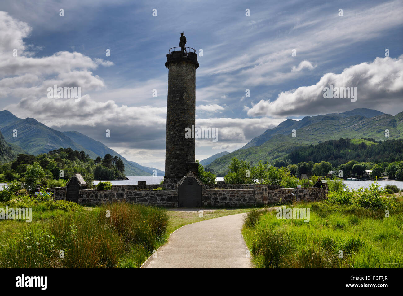 Glenfinnan Monument der Jacobite Aufstand mit Bergen rund um Loch Schiel in Lochaber schottischen Highlands Schottland Vereinigtes Königreich Stockfoto