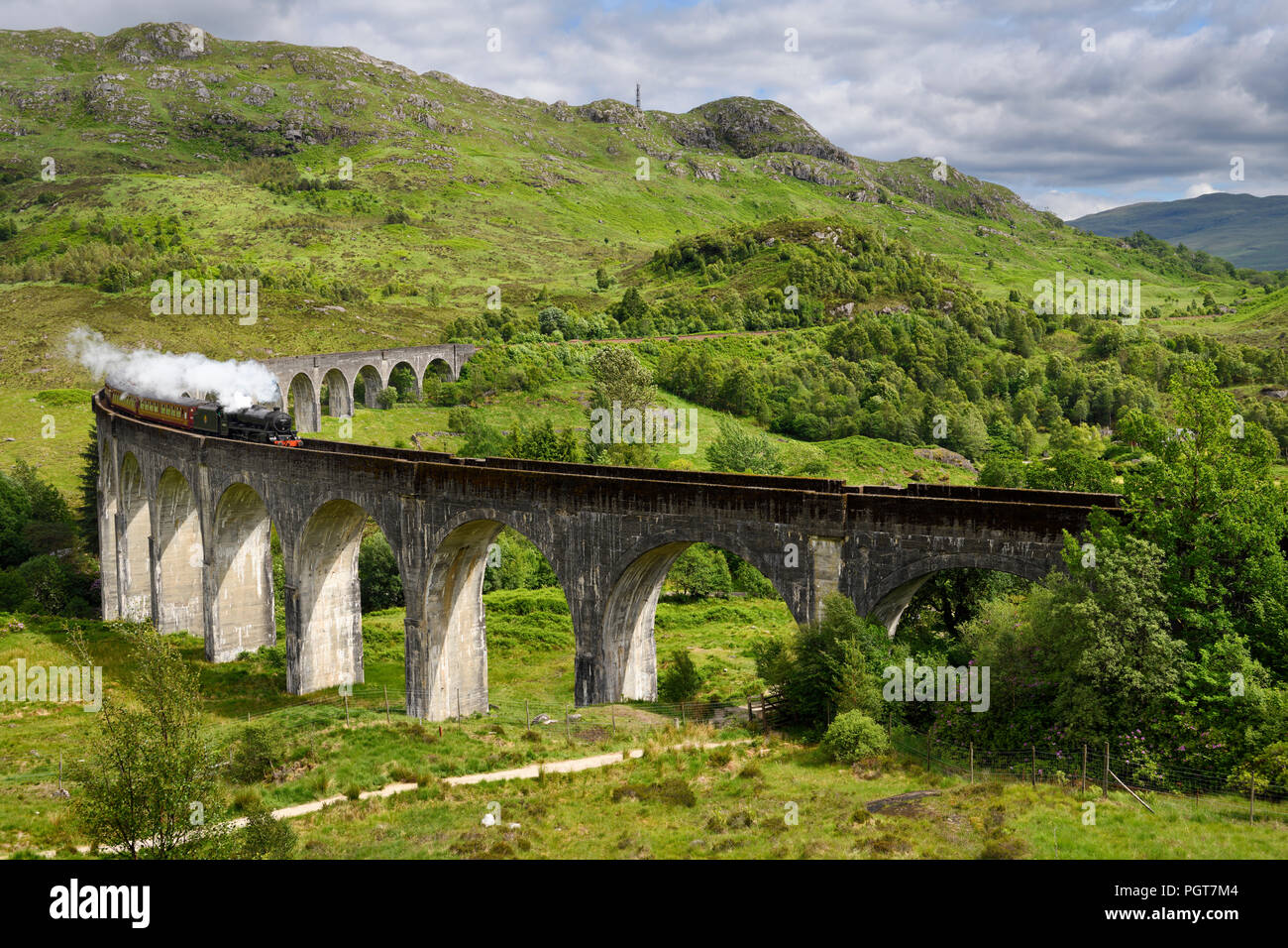 Erbe Jacobite Kohle befeuerte Dampf Zug am Glenfinnan Viadukt in der lochaber Schottischen Highlands Schottland Vereinigtes Königreich Stockfoto