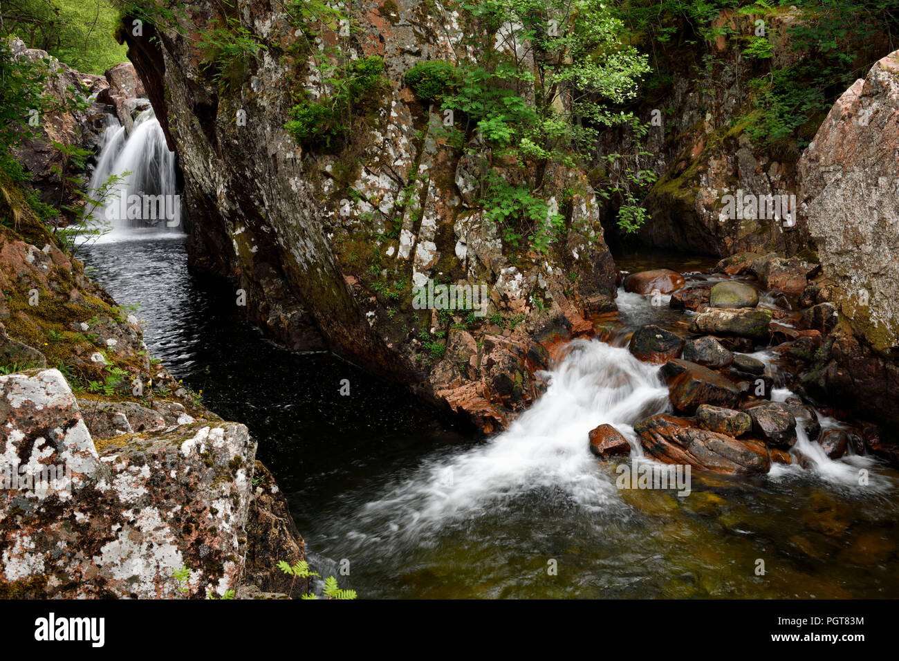 Untere Wasserfälle und Stromschnellen der Wasser des Flusses Nevis im Glen Nevis Tal bei Achriabhach schottischen Highlands Schottland Großbritannien Stockfoto