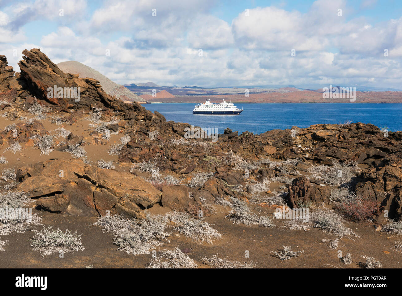 Der National Geographic Endeavour II vor Anker auf Bartolomé Insel, Galapagos, Ecuador. Stockfoto