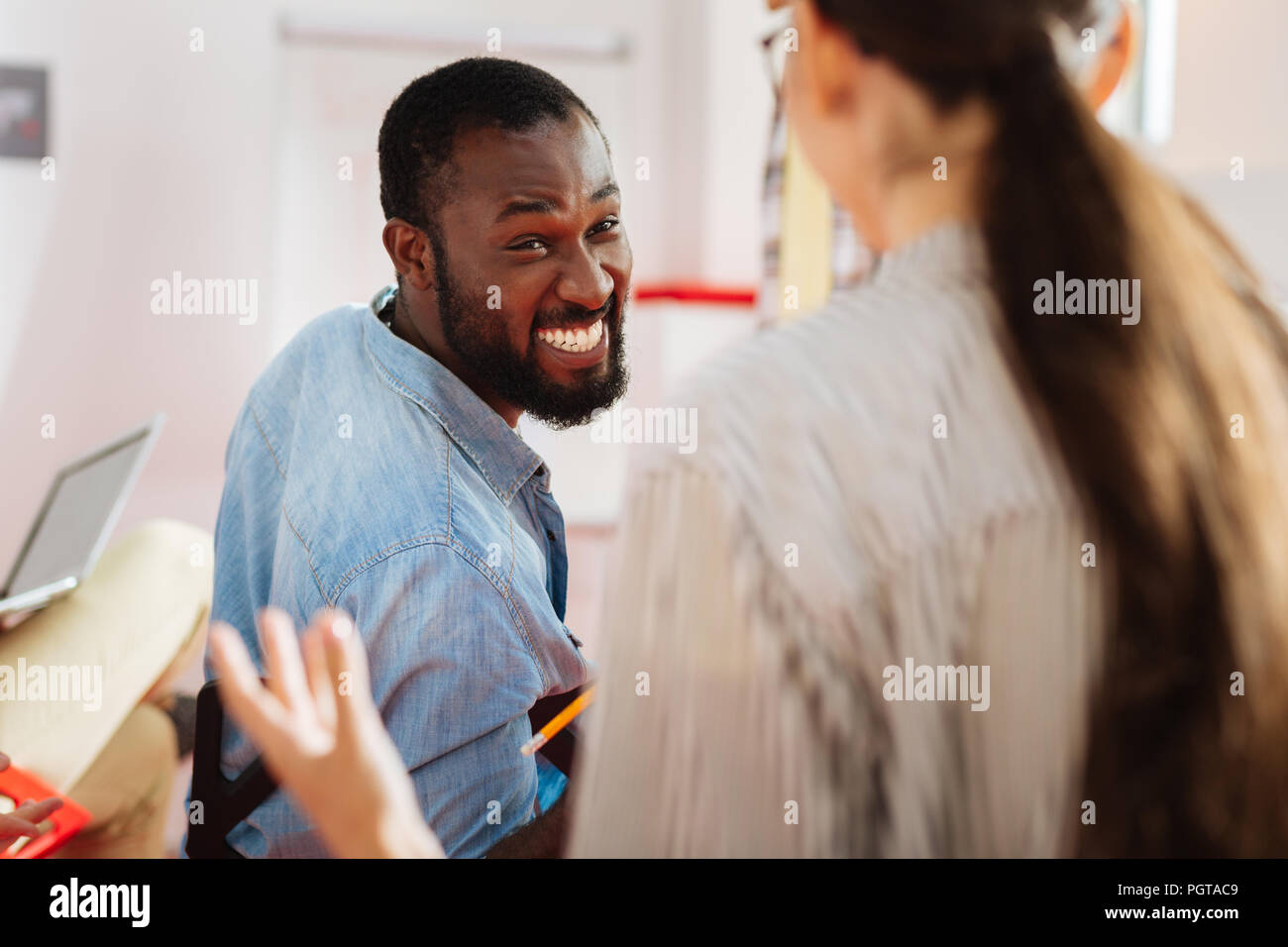 Emotionale Mann glücklich lächelnd, während seine Kollegen Stockfoto