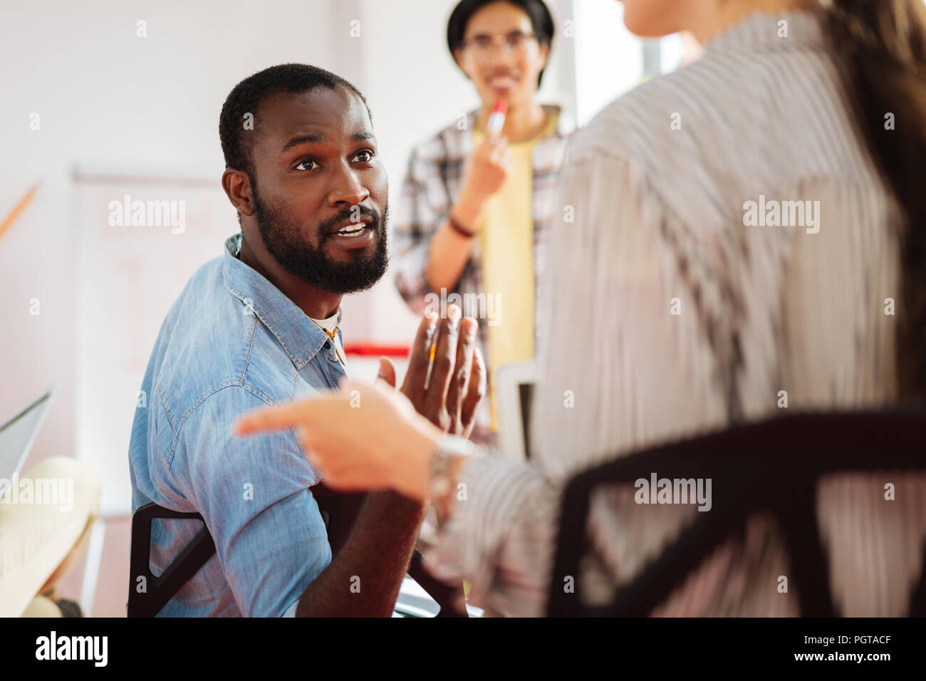 Emotionale Mann an seinem Kollegen suchen Bei einem Brainstorming. Stockfoto