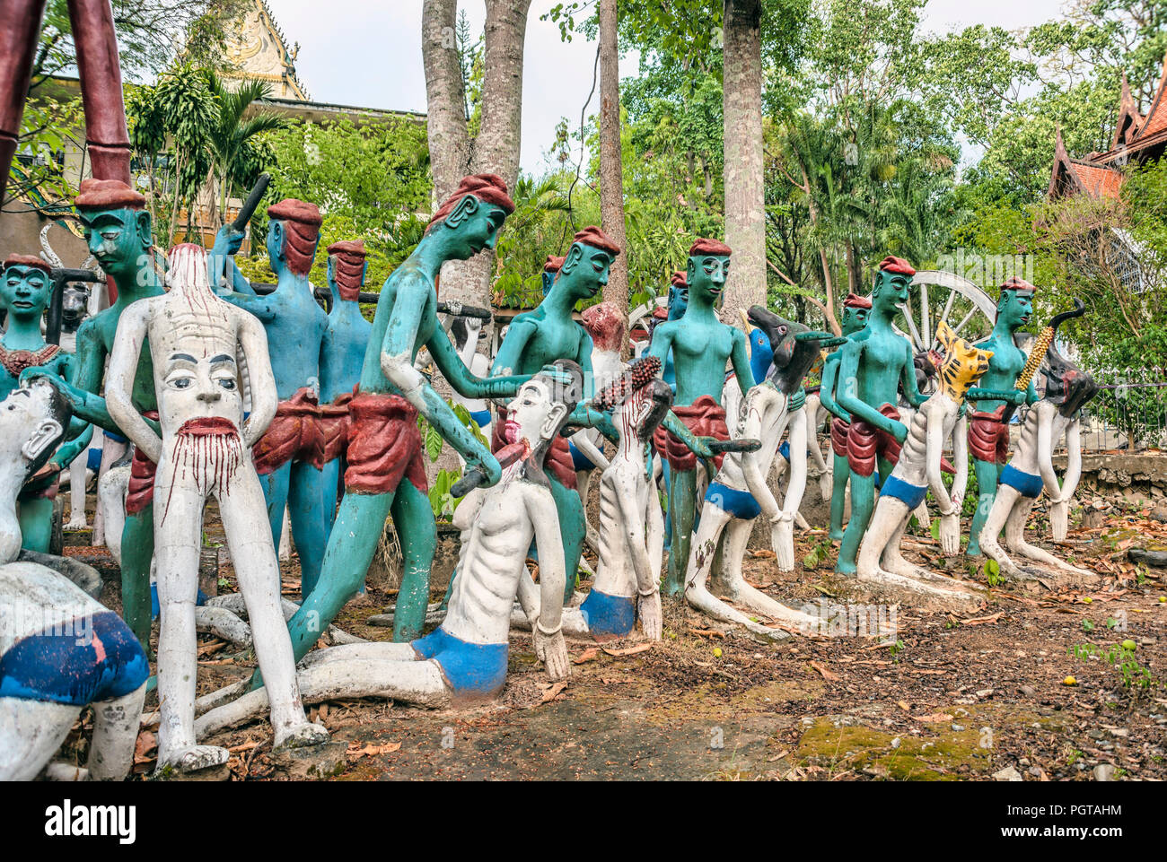 Buddhistische religiöse Sculpure Hof, zeigen Folter Szenen am Wat Chaiyaphum Phithak, Thailand Stockfoto