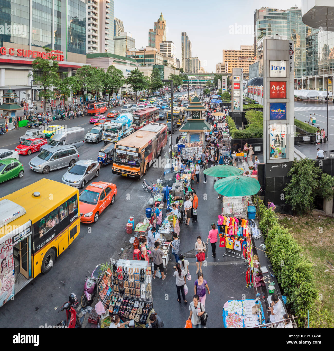 Straßenbild mit Stau in der Innenstadt von Bangkok, Thailand Stockfoto