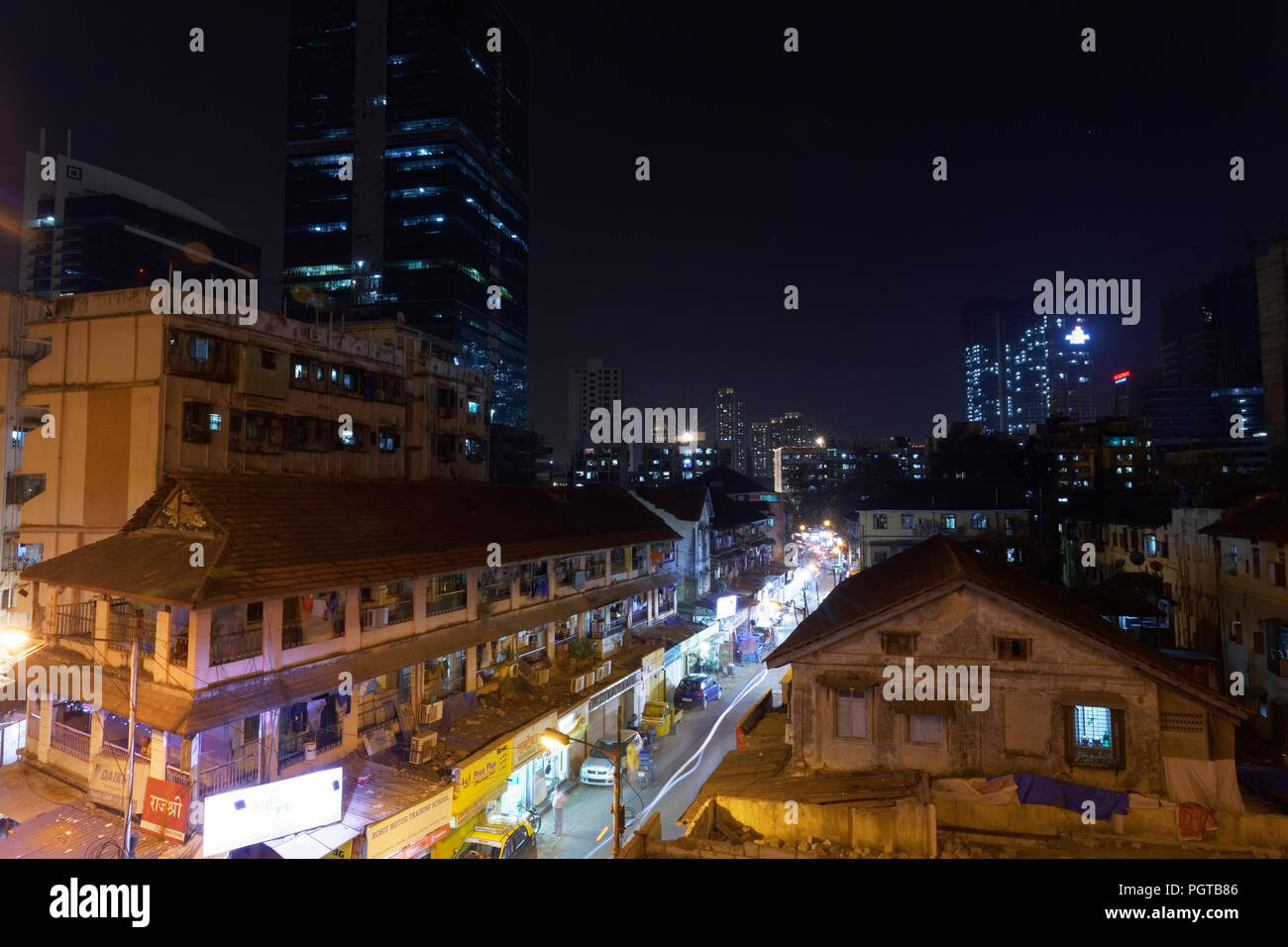 Große neue Gebäude & alte Gebäude in Lower Parel, in Mumbai, Indien. Stockfoto