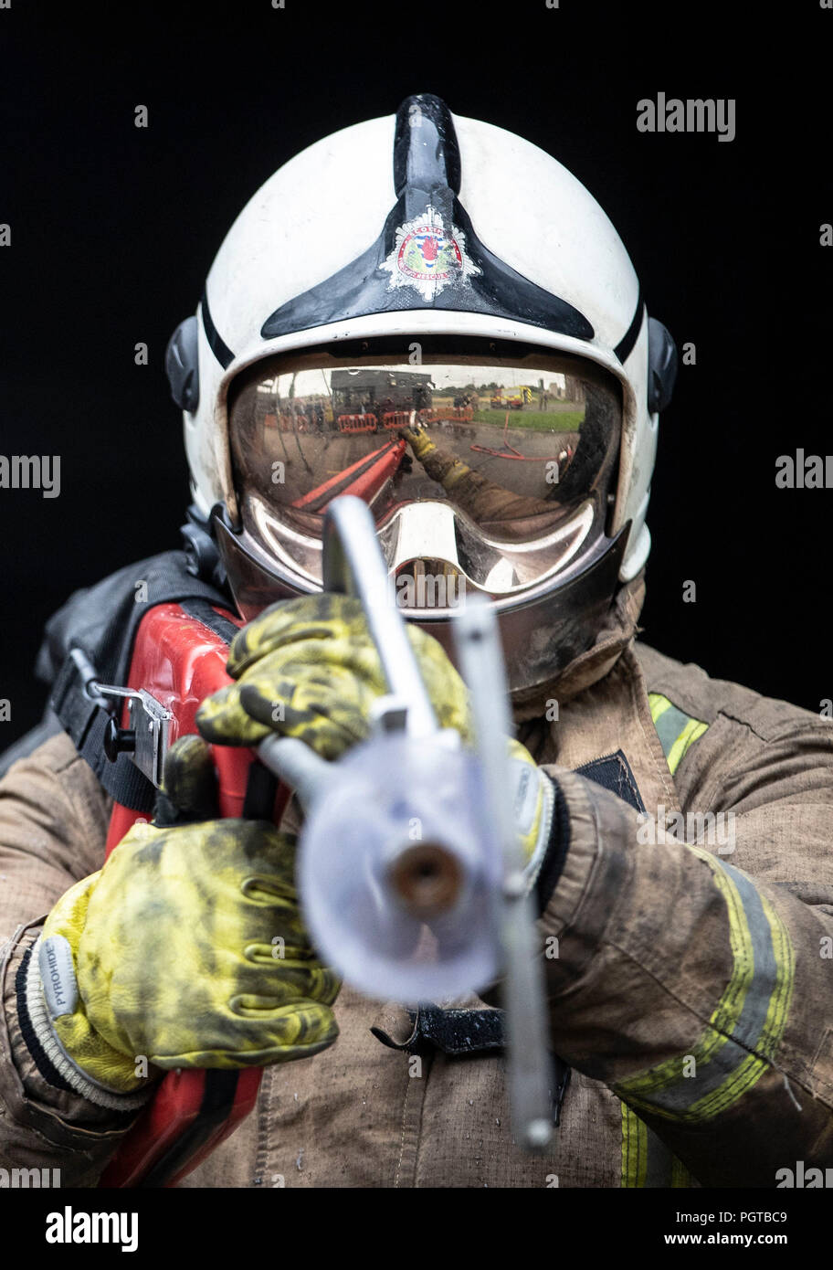 Der Feuerwehrmann-Wachmann Paul Halliday vom Scottish Fire and Rescue Service im National Training Center in Glasgow zeigt eine Ultrahochdrucklanze mit dem Namen "Coldcut Cobra", die es Feuerwehrleuten ermöglicht, ein Feuerschutzmittel durch die Wand eines brennenden Gebäudes zu sprengen. Stockfoto