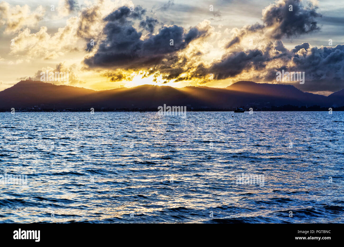 Einen malerischen Sonnenuntergang in Thailand vor Phuket mit der Sonnenstrahlen auf dem Meer Stockfoto