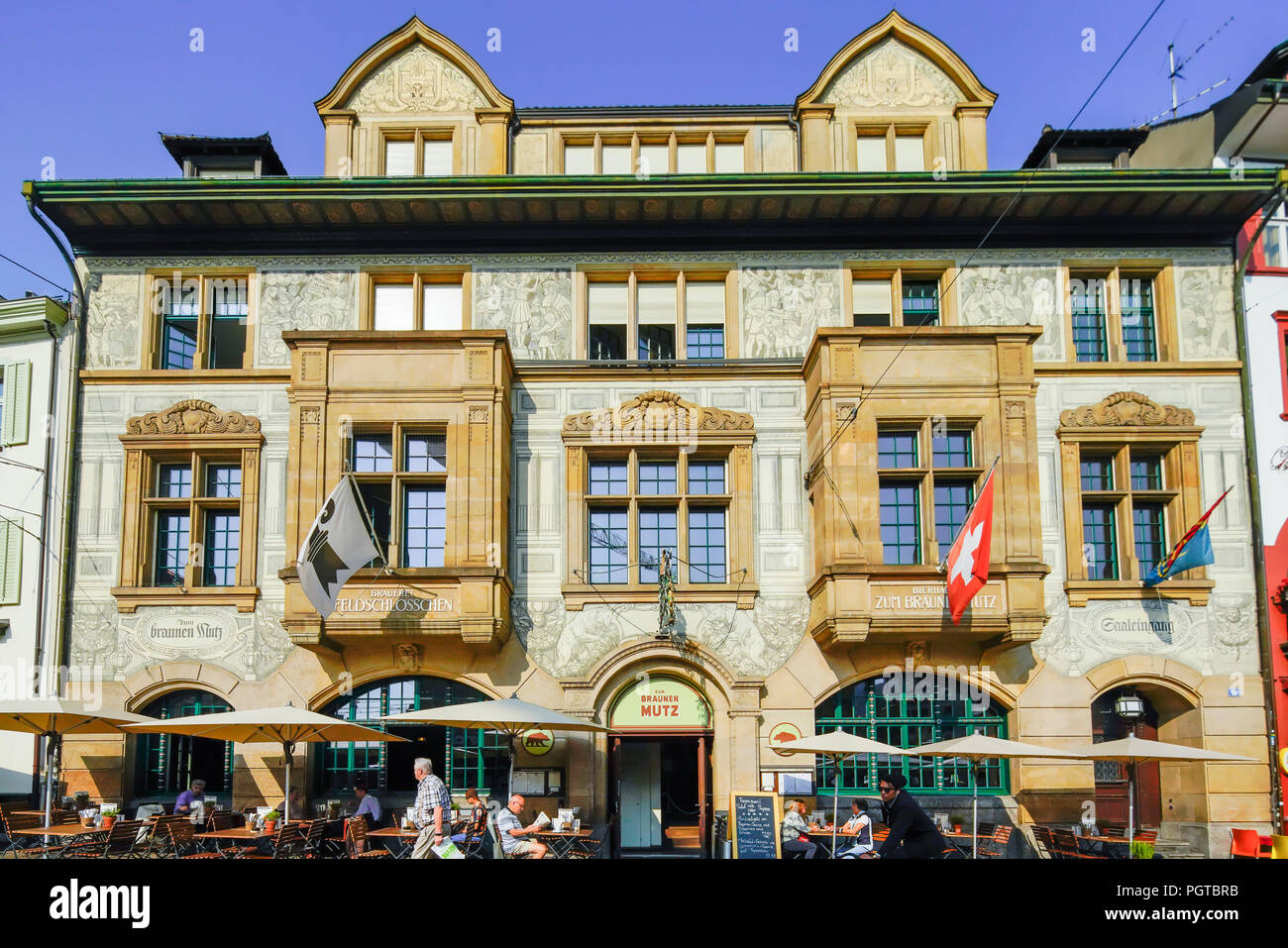 Brauerei Feldschlosschen und Braunen Mutz Restaurant vom Barfüsserplatz in  Basel, Schweiz Stockfotografie - Alamy