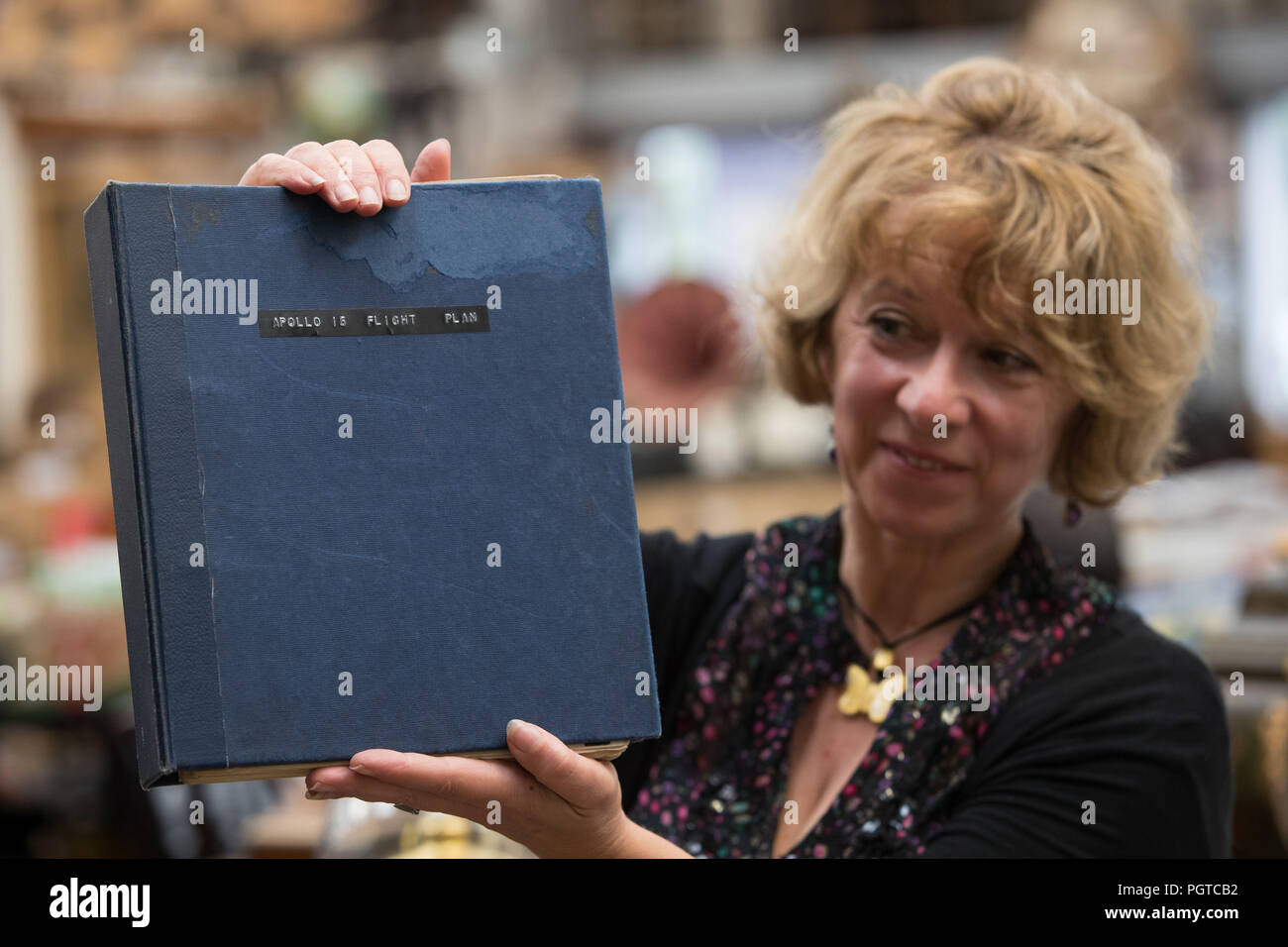 Jill Gallone, Leiter Medien und Werbung bei Hansons Auktionatoren in Derbyshire, hält die Apollo 15 Flight Plan. Ein Space Exploration Sammlung ist zu versteigern, die beinhaltet Elemente aus der Apollo Missionen zu gehen. Stockfoto