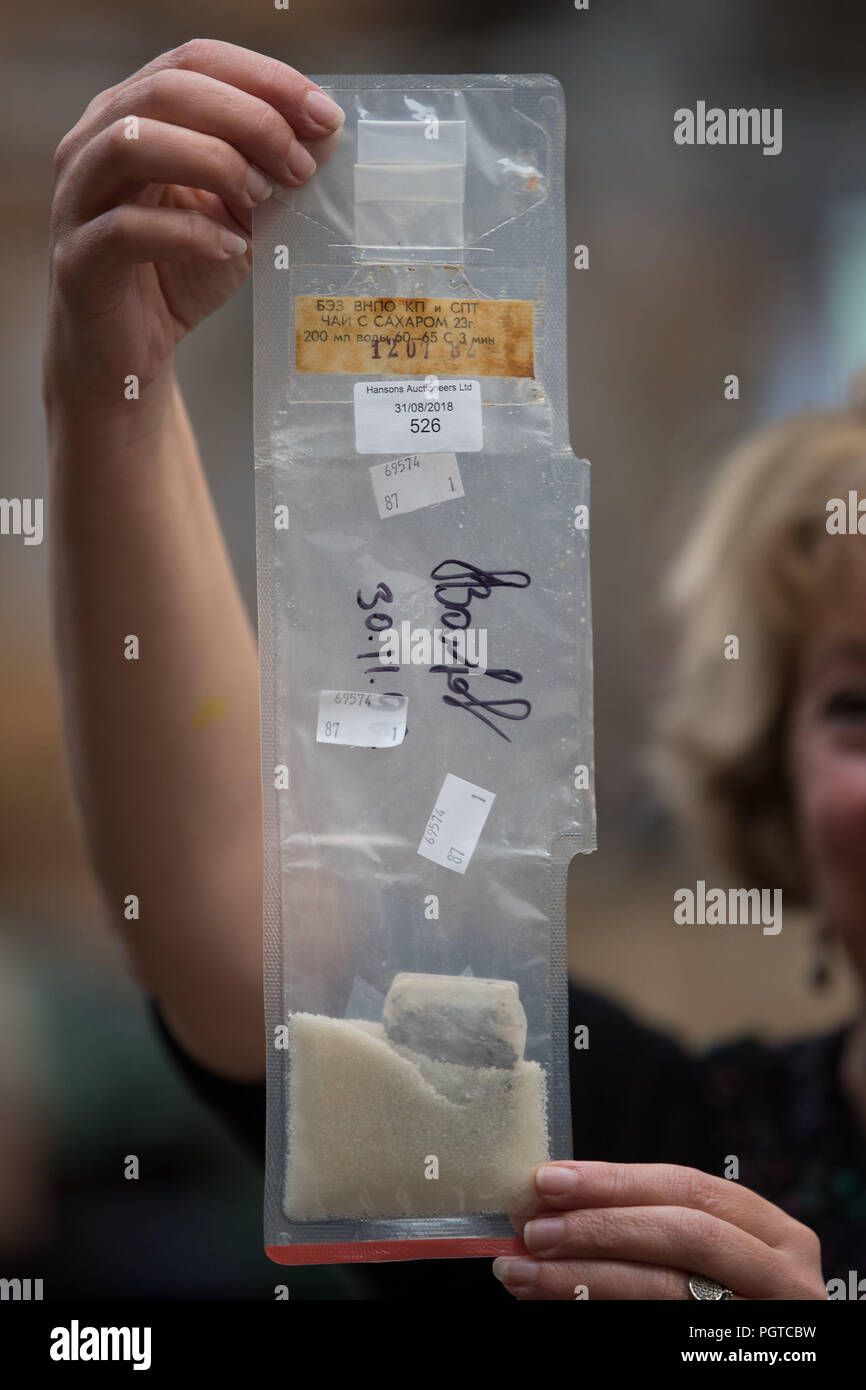 Einen Teebeutel und Zucker, die im Raum geflogen wurde und auf Hansons Auktionatoren in Derbyshire von Russischen Kosmonauten Alexander Wolkow auf Anzeige unterzeichnet. Ein Space Exploration Sammlung ist zu versteigern, die beinhaltet Elemente aus der Apollo Missionen zu gehen. Stockfoto