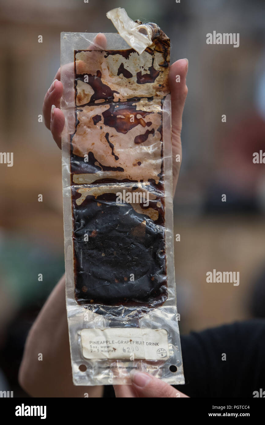 Eine an Bord von Grapefruit und Ananas tube Drink von einem Apollo Raumschiff auf Anzeige an Hansons Auktionatoren in Derbyshire. Ein Space Exploration Sammlung ist zu versteigern, die beinhaltet Elemente aus der Apollo Missionen zu gehen. Stockfoto