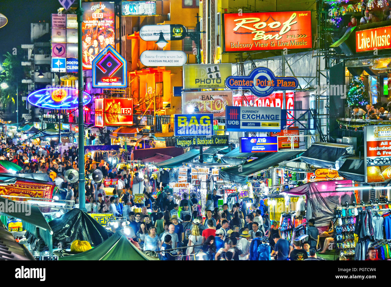 BANGKOK, THAILAND - Jan 12, 2018: Khaosan Road durch die Nacht, eine weltberühmte Backpacker Viertel in Bangkok, Thailand Stockfoto