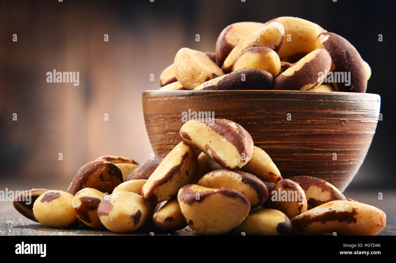 Schale mit Paranüsse auf Holztisch. Köstlichkeiten Stockfoto