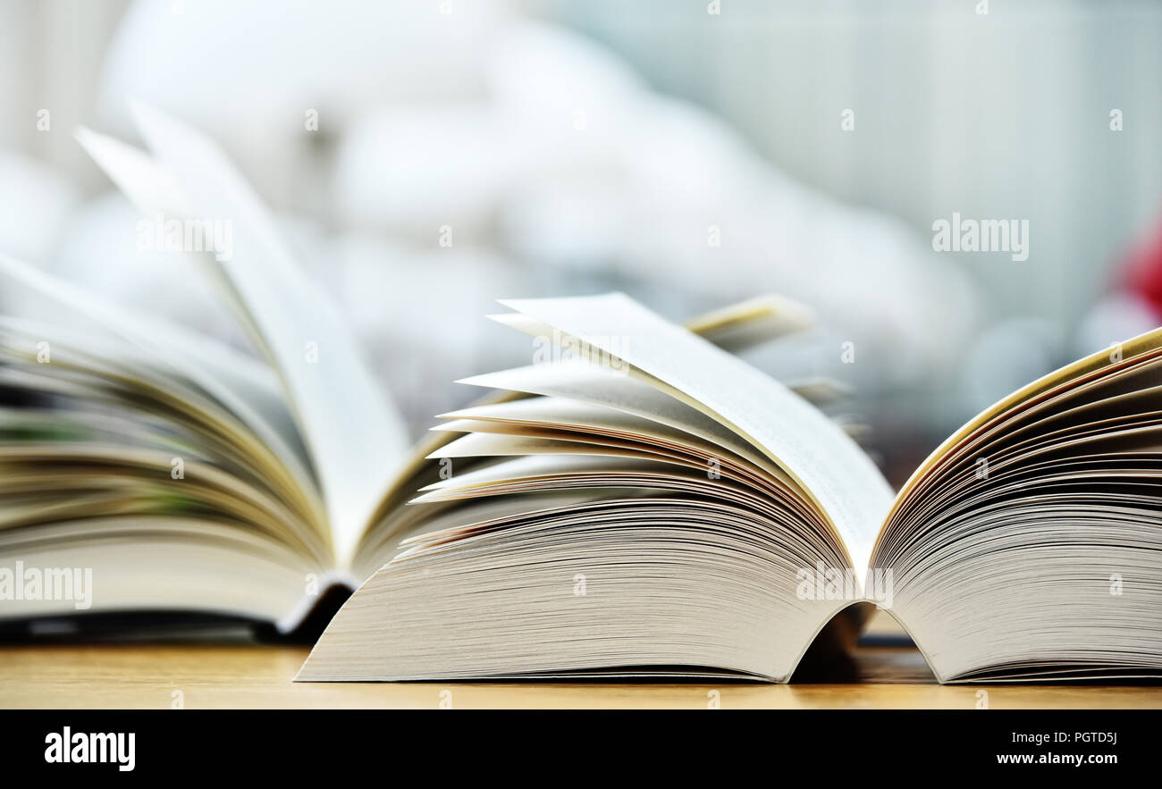 Bücher auf dem Tisch liegen in der öffentlichen Bibliothek. Stockfoto