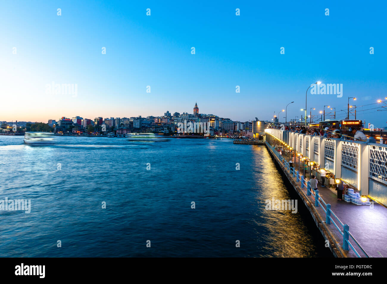 ISTANBUL, Türkei - 14 August: Istanbul Blick über das Goldene Horn mit der Galata Turm im Hintergrund Am 14. August 2018 in Istanbul, Türkei. Stockfoto