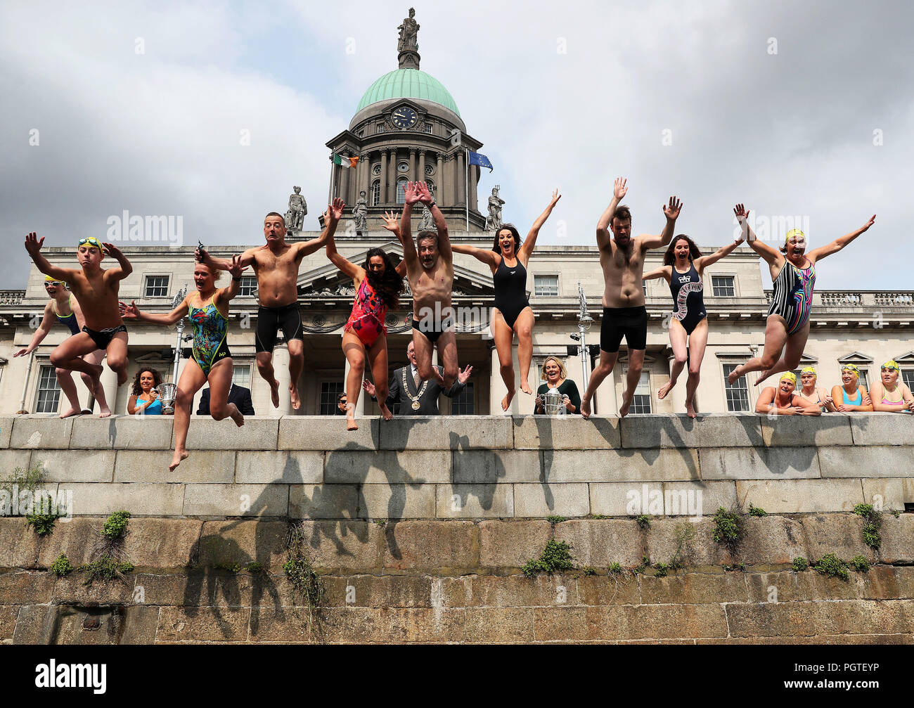 Schwimmer springen in die Liffey während einer Fotoausstellung, im Custom House in Dublin, vor dem 99. Dublin City Liffey Schwimmen, das am Samstag, 1. September 2018 stattfindet, mit über 500 Schwimmern erwartet, um an den diesjährigen Rennen teilnehmen. Stockfoto