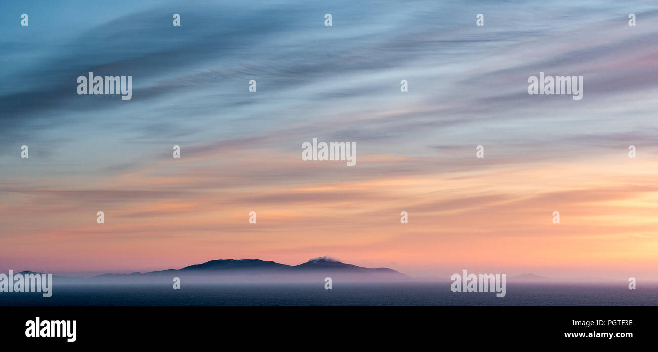 Mit Blick über das Meer bis zu den westlichen Inseln vor der schottischen Küste bei Sonnenuntergang Stockfoto