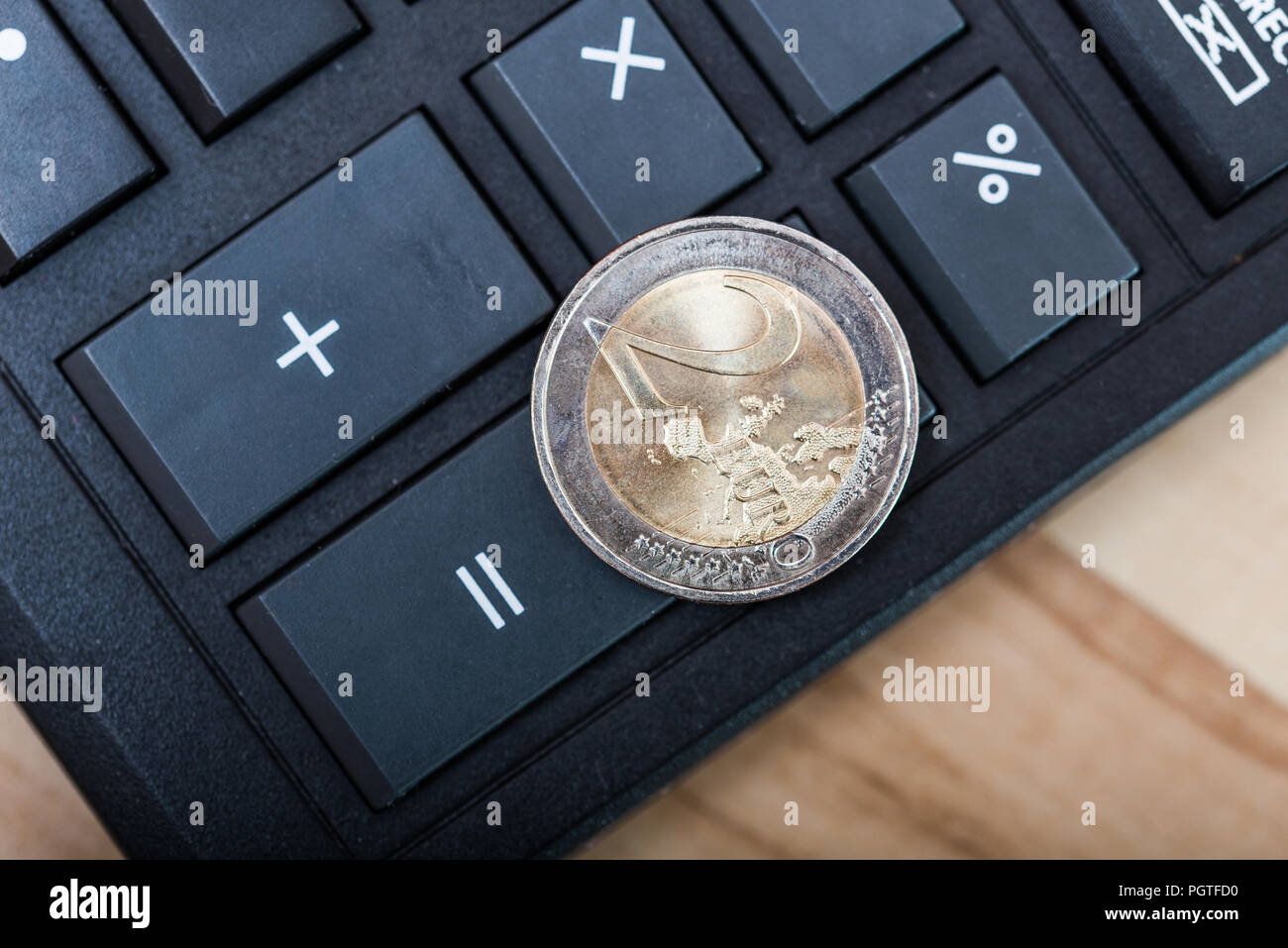 Schwarz-Rechner und 2-Euro-Münze Stockfoto