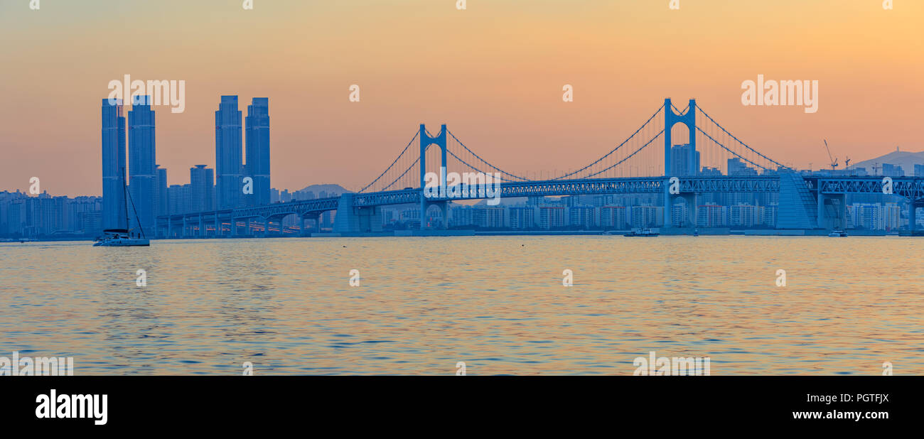 Busan, Südkorea - 20.August 2018: farbenfroher Sonnenuntergang über Gwangandaegyo (Diamond Bridge), eine Hängebrücke, Busan, Südkorea Stockfoto