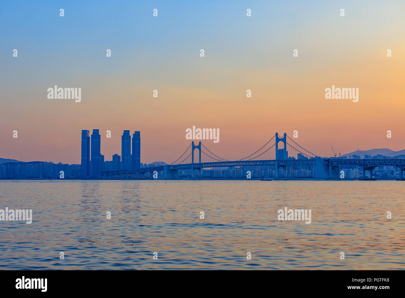 Busan, Südkorea - 20.August 2018: farbenfroher Sonnenuntergang über Gwangandaegyo (Diamond Bridge), eine Hängebrücke, Busan, Südkorea Stockfoto