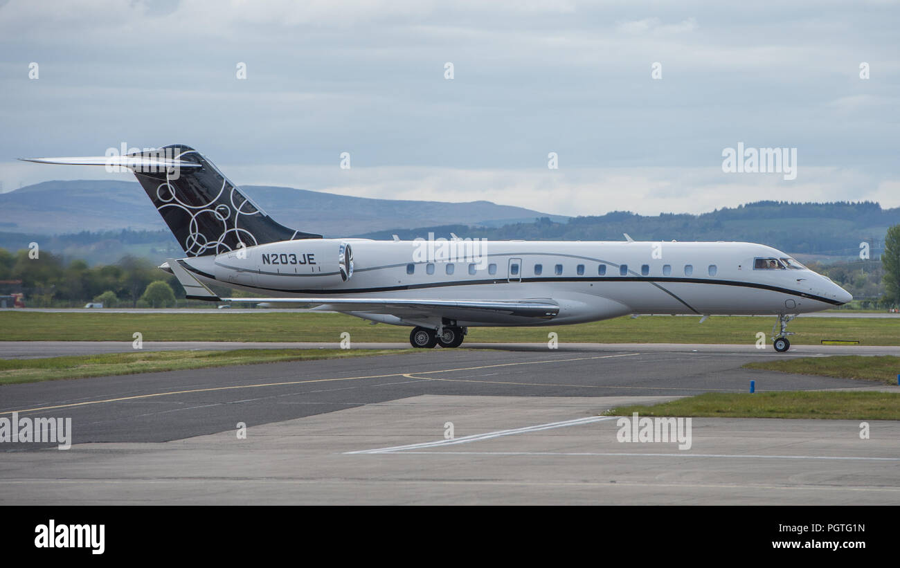 Business Jets ankommen und abfliegen, der Internationale Flughafen Glasgow, Glasgow, 28. April 2017 Stockfoto